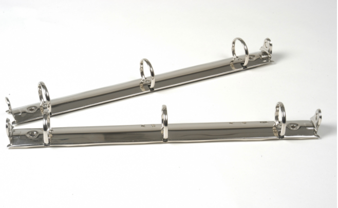 Herraje tamaño memorándum, cuarto largo 241 mm, para carpeta de tres argollas redondas de 1 pulgada y base de 26 mm, con palanca, acabado níquel y capacidad para 200 hojas Herraje tamaño memorándum, cuarto largo 241 mm, para carpeta de tres argollas redondas de 1 pulgada y base de 26 mm, con palanca, acabado níquel y capacidad para 200 hojas